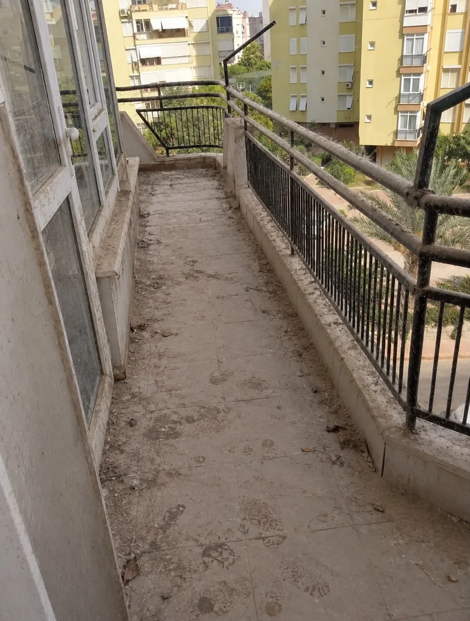 Kirli, tozlu balkon - öncesi
